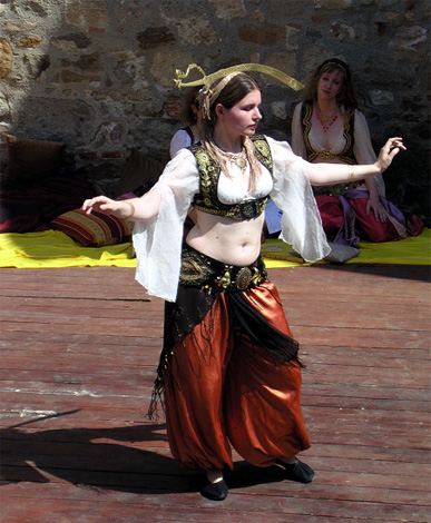 Танец живота (Belly Dance) с саблей (фото) Танец живота (Belly Dance) с саблей (фото)